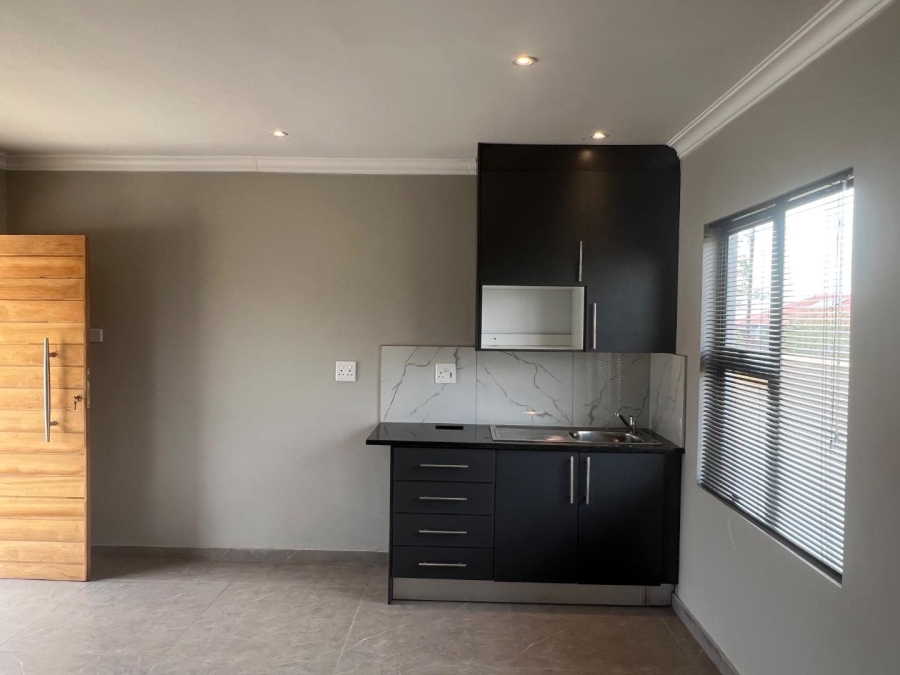 To Let 8 Bedroom Property for Rent in Bethanie North West